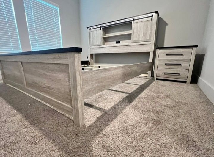 Rustic Modern 4-Piece Bedroom Set with Smart Headboard Features